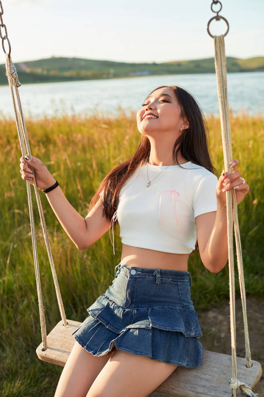 盛夏湖畔荡秋千的亚洲美女图片