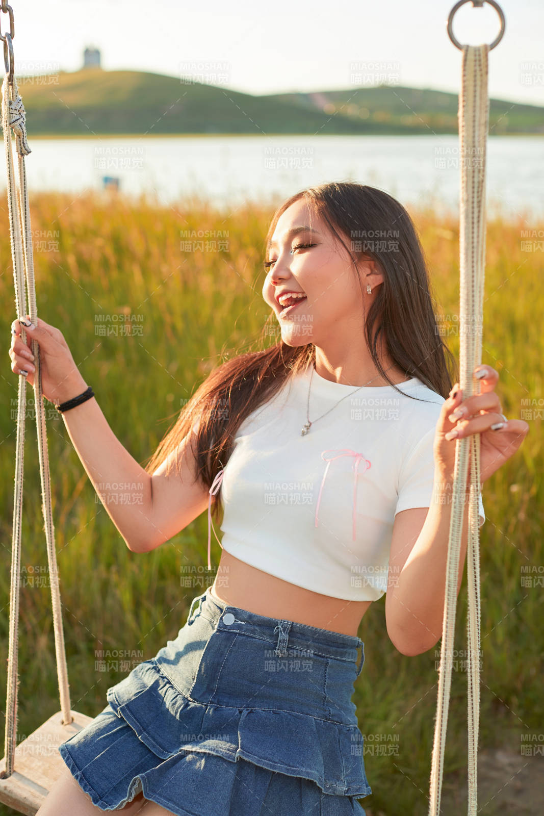 盛夏湖畔荡秋千的亚洲美女图片