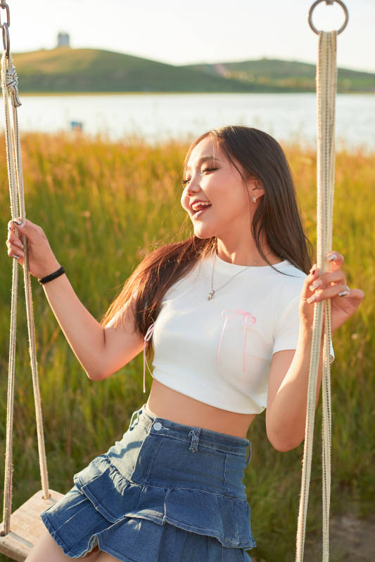 盛夏湖畔荡秋千的亚洲美女图片