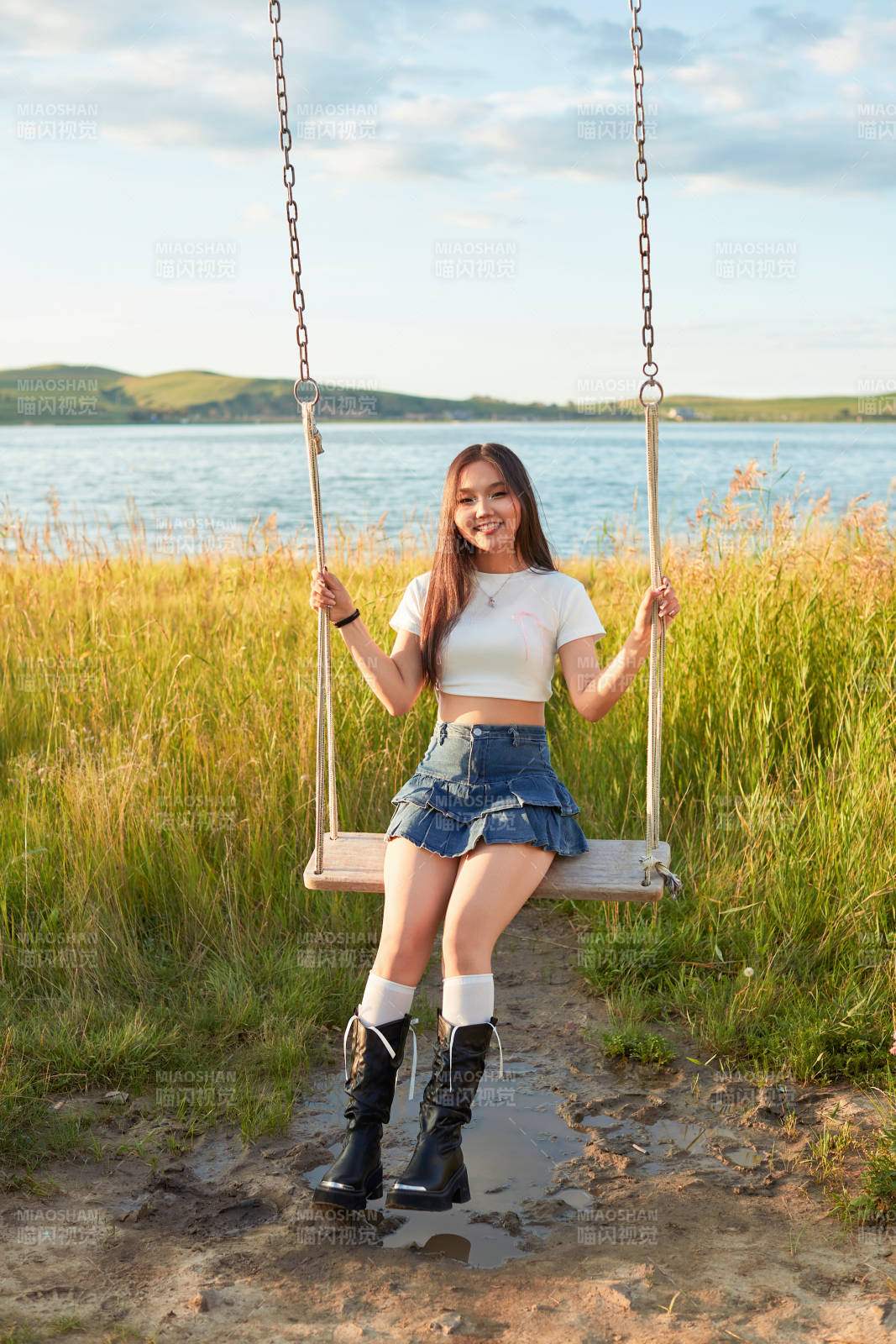 盛夏湖畔荡秋千的亚洲美女图片