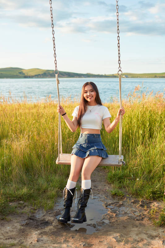 盛夏湖畔荡秋千的亚洲美女图片