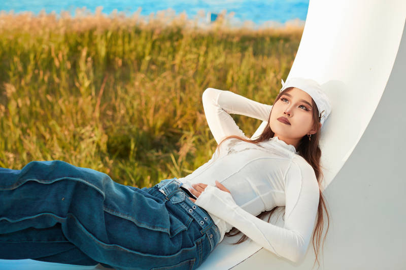 在旅游区湖边打卡点拍照的美女图片