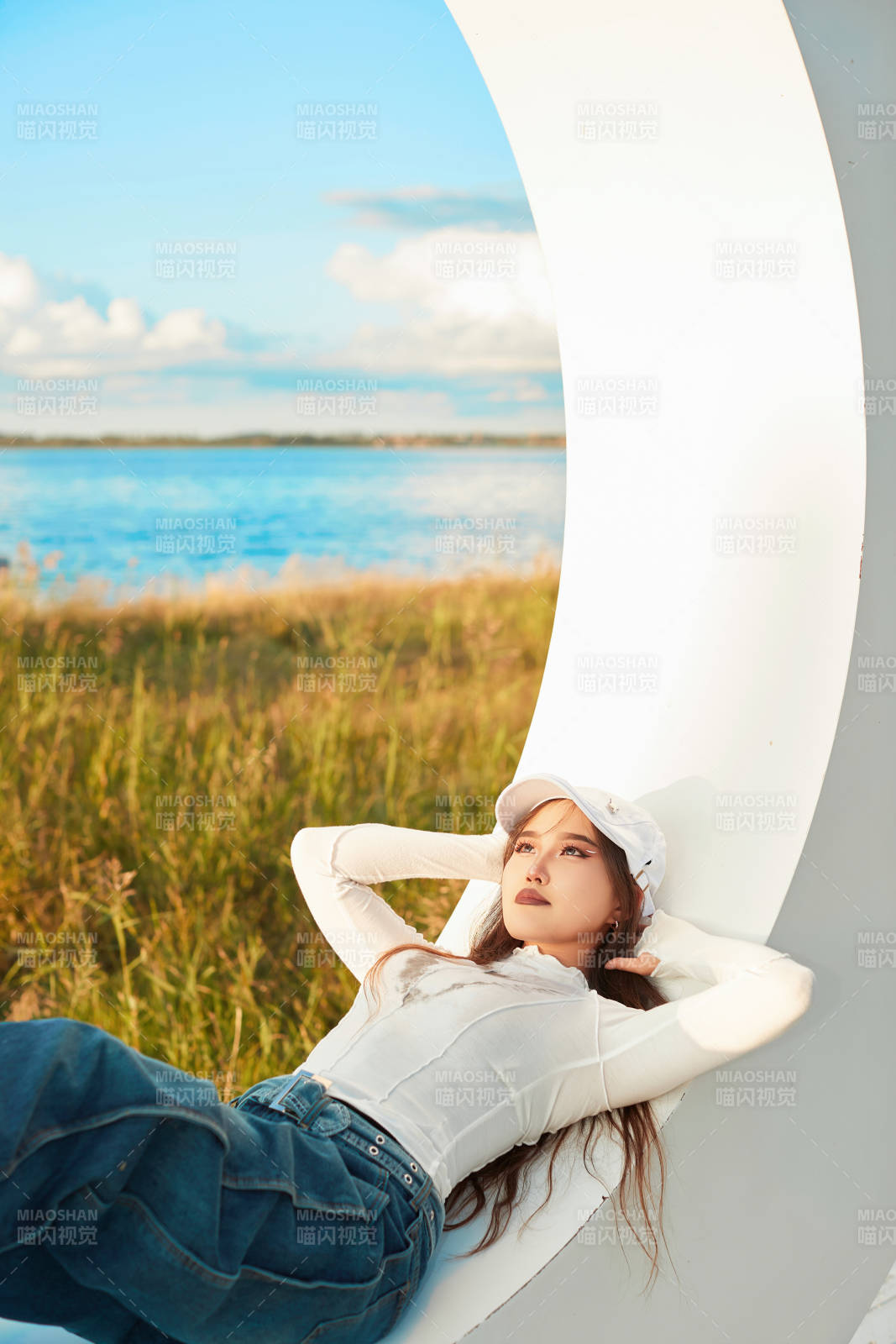 在旅游区湖边打卡点拍照的美女图片