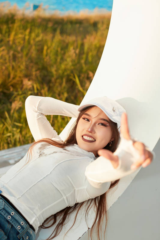 在旅游区湖边打卡点拍照的美女图片