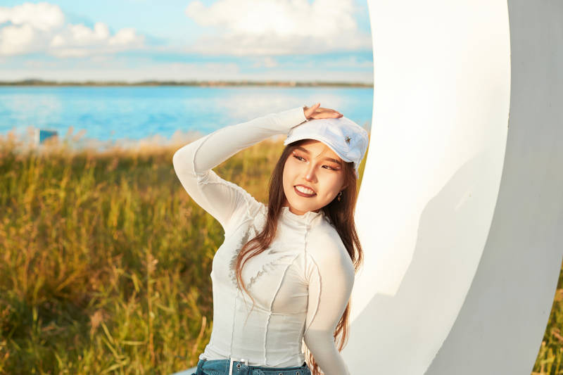 在旅游区湖边打卡点拍照的美女图片