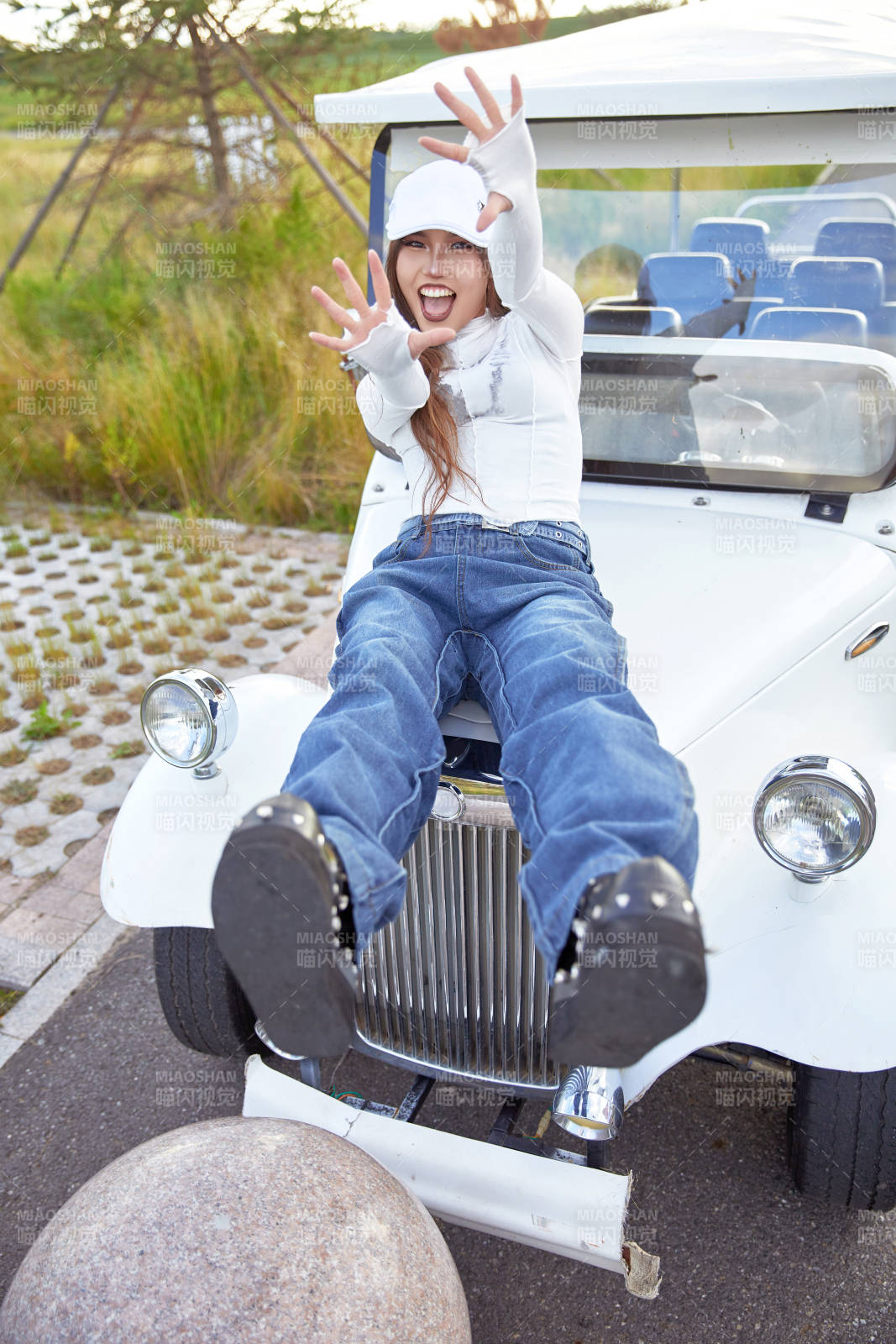 在旅游观光车上拍照的亚洲美女图片