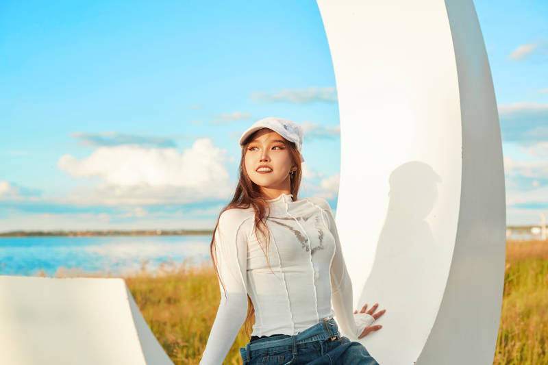 在旅游区湖边打卡点拍照的美女图片