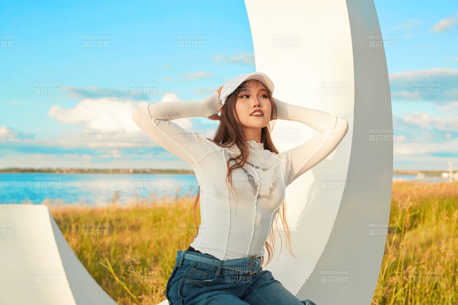 在旅游区湖边打卡点拍照的美女图片