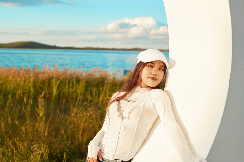 在旅游区湖边打卡点拍照的美女图片