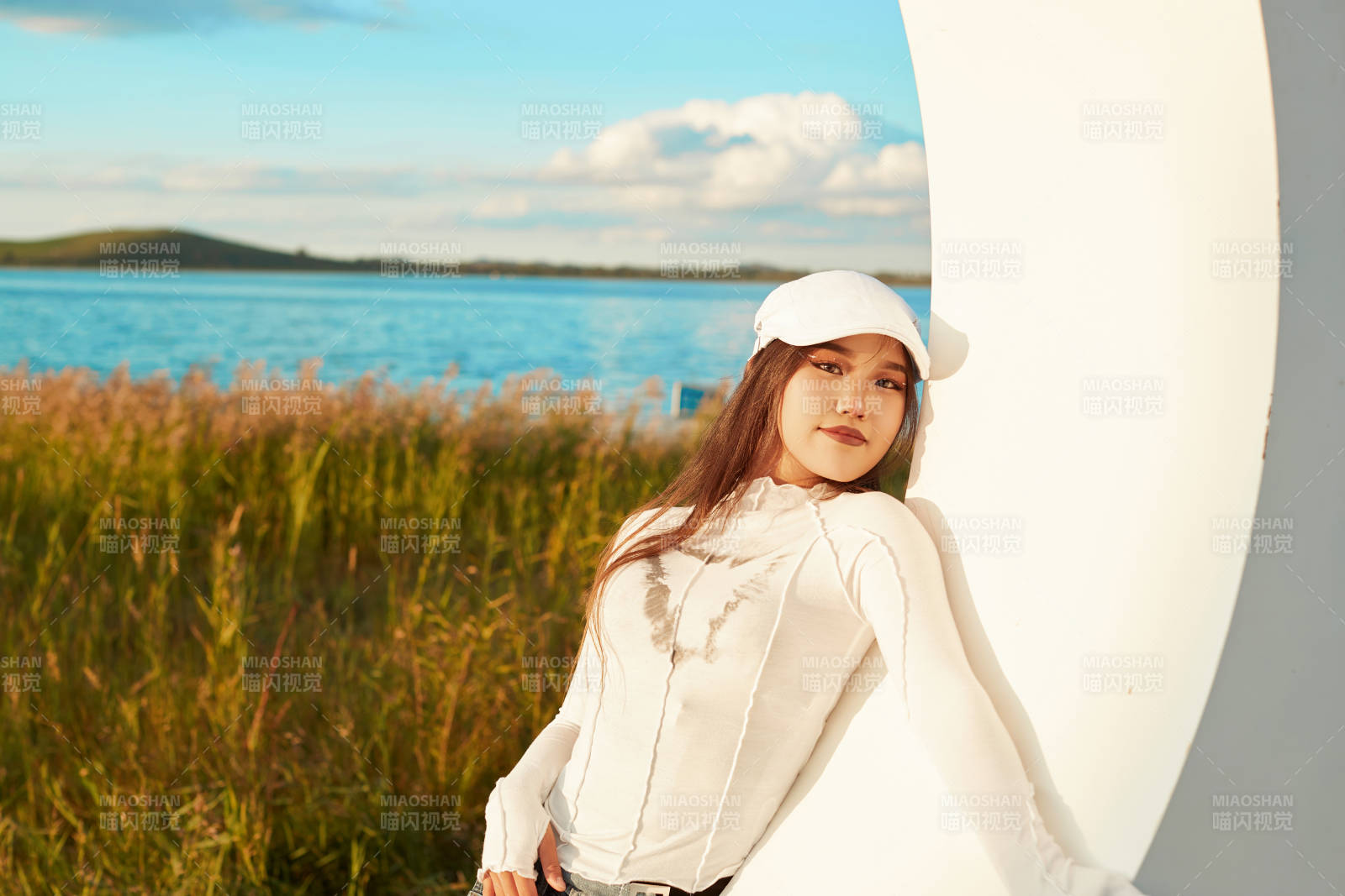 在旅游区湖边打卡点拍照的美女图片