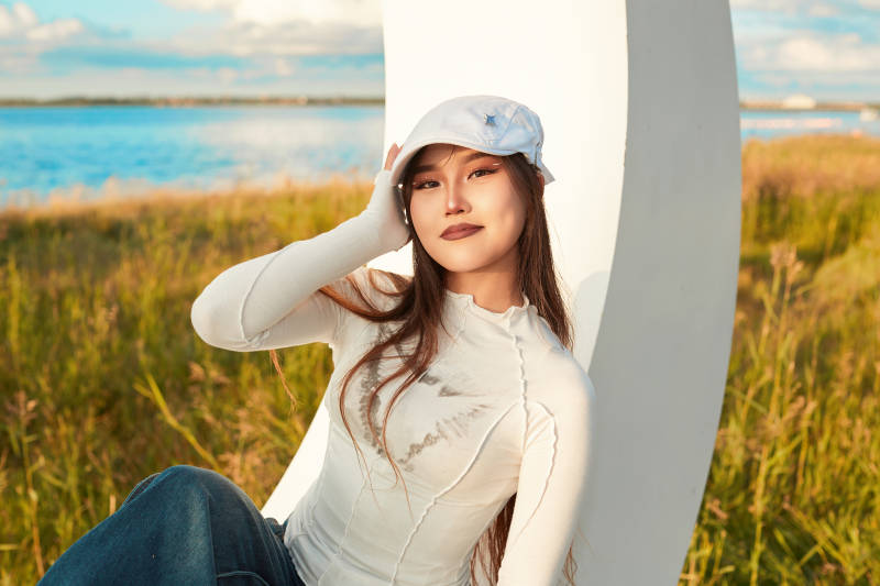 在旅游区湖边打卡点拍照的美女图片