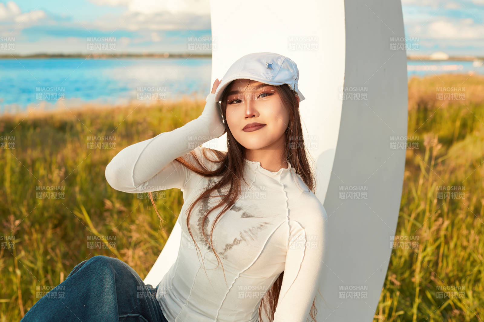 在旅游区湖边打卡点拍照的美女图片