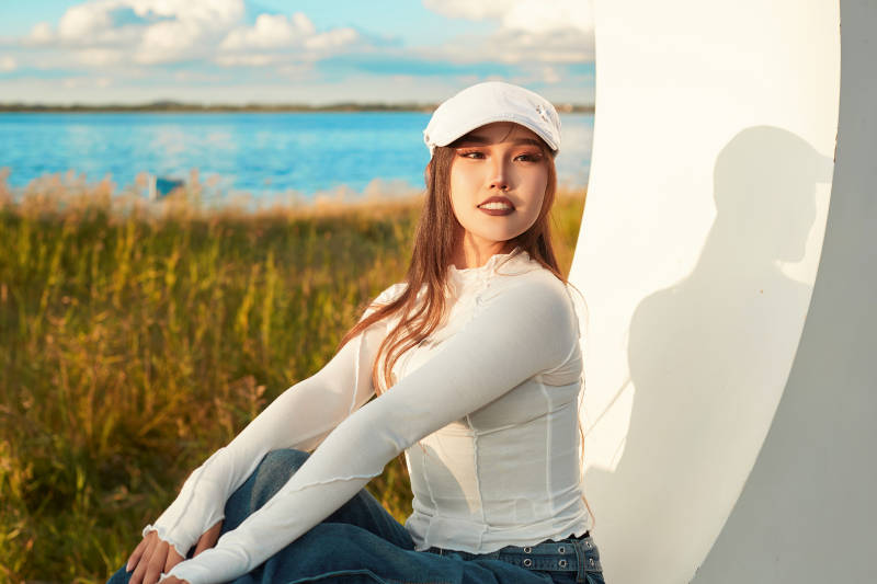 在旅游区湖边打卡点拍照的美女图片