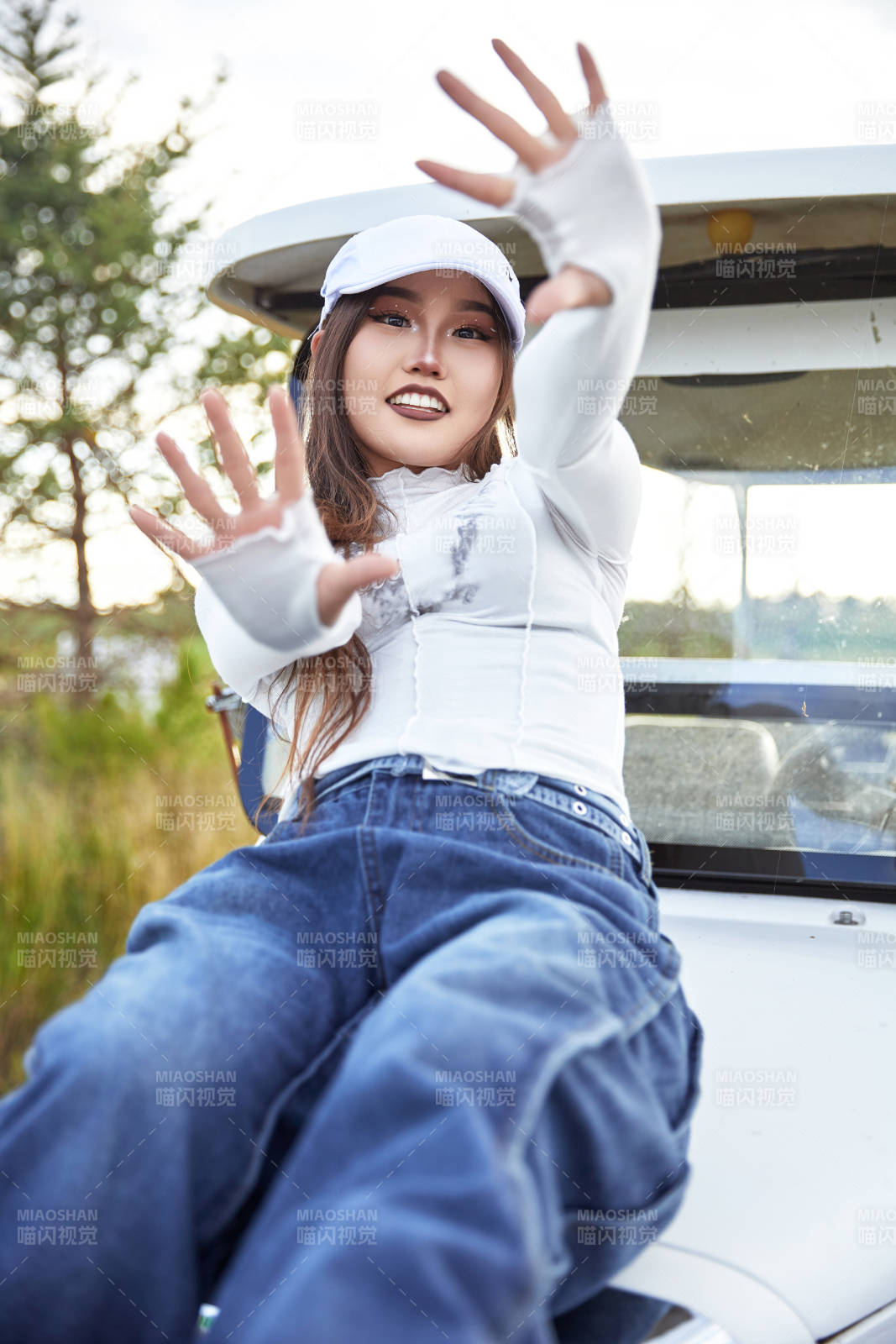 在旅游观光车上拍照的亚洲美女图片