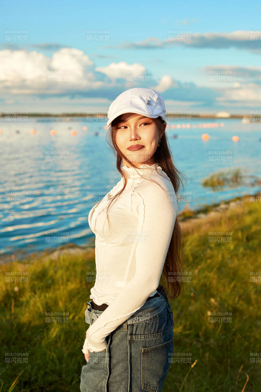 在旅游区湖边打卡点拍照的美女图片