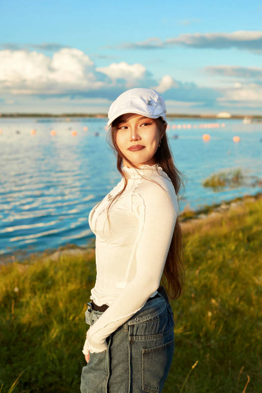 在旅游区湖边打卡点拍照的美女图片