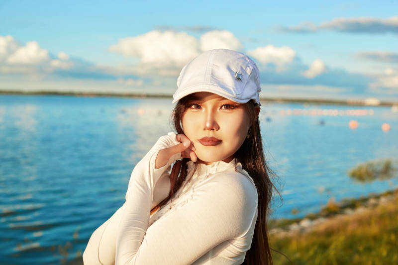 在旅游区湖边打卡点拍照的美女图片