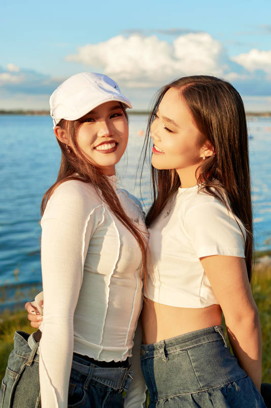 在旅游区湖边打卡点拍照的美女闺蜜图片