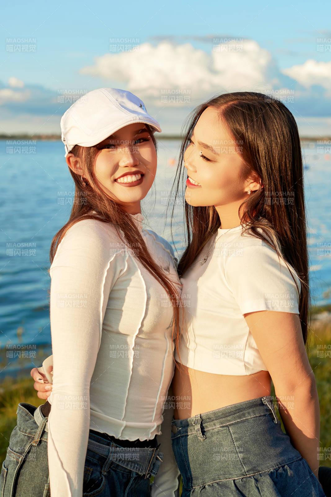 在旅游区湖边打卡点拍照的美女闺蜜图片