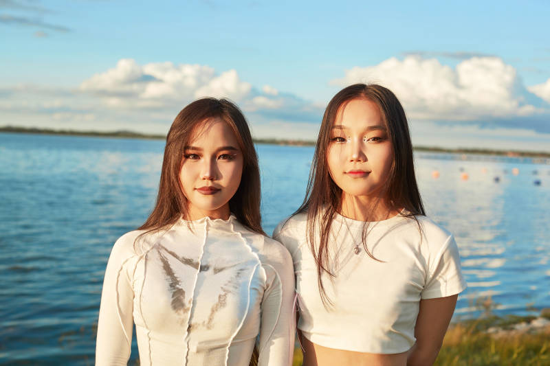 在旅游区湖边打卡点拍照的美女闺蜜图片