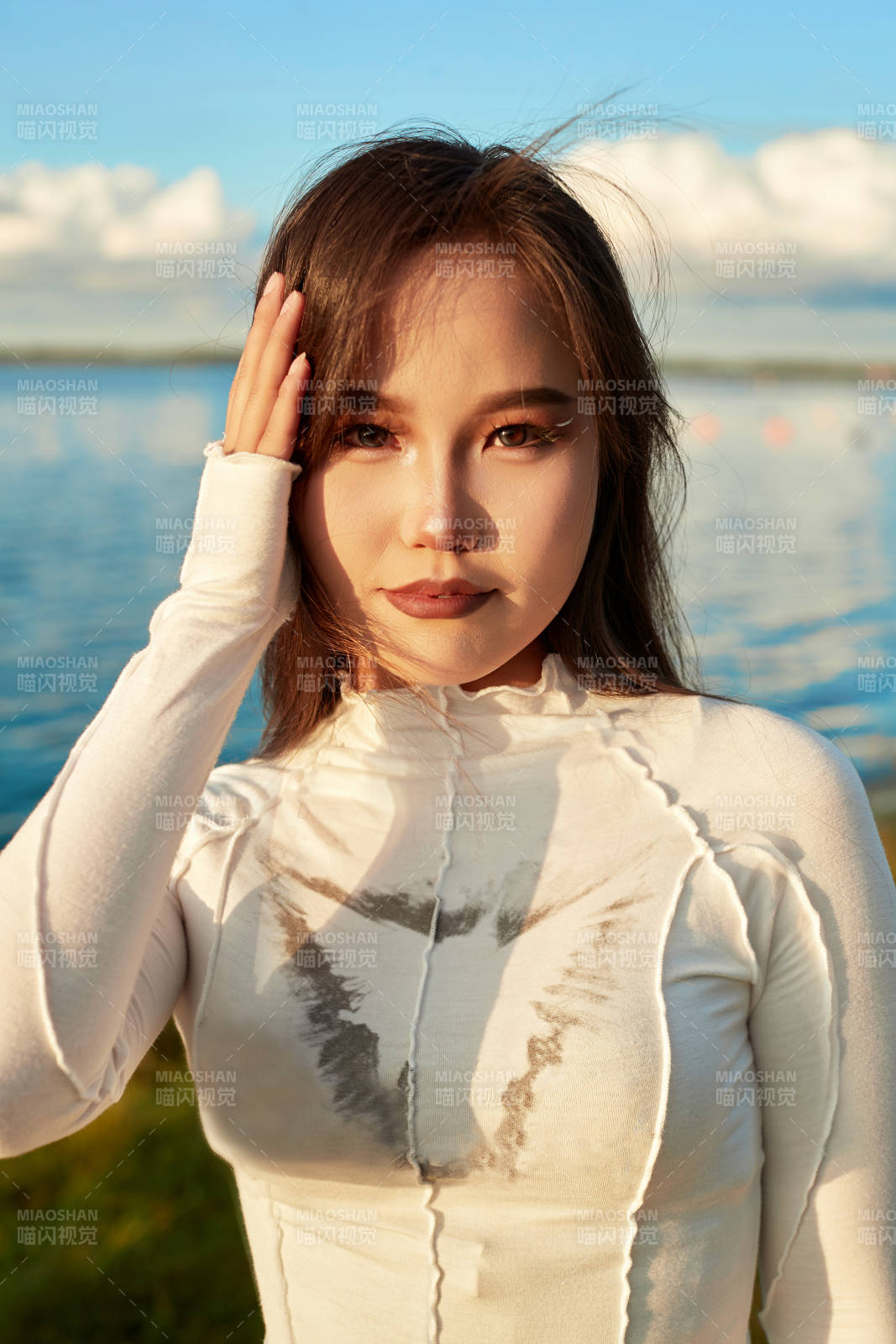 在旅游区湖边打卡点拍照的美女图片