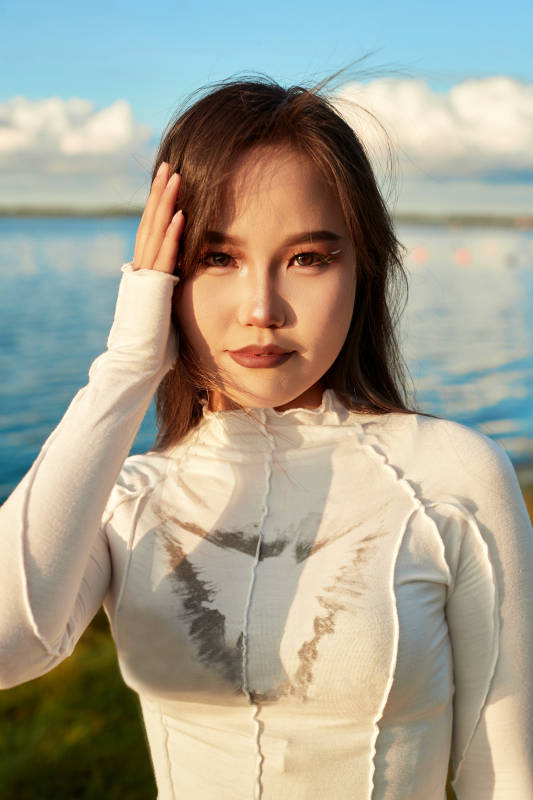 在旅游区湖边打卡点拍照的美女图片