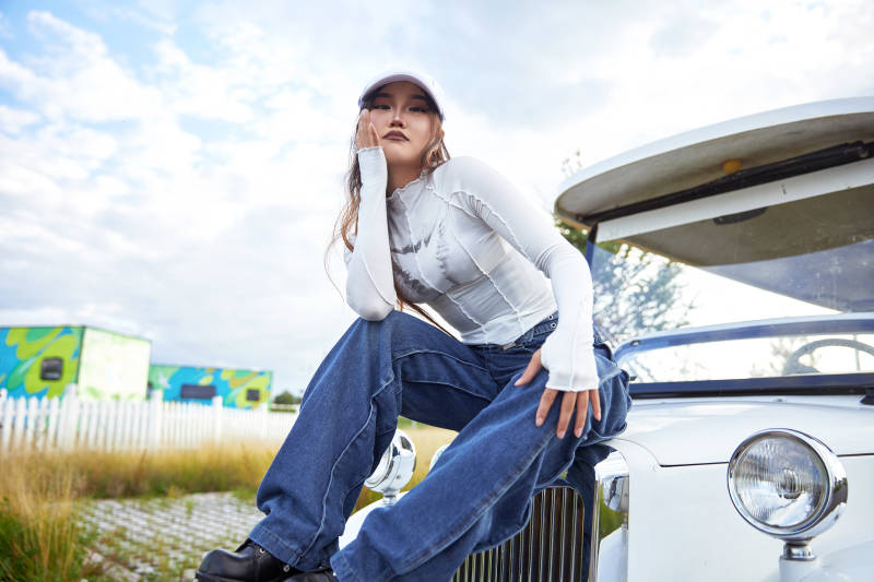 在旅游观光车上拍照的亚洲美女图片