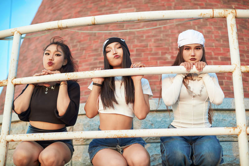 盛夏在草原湖边灯塔上拍照游玩的姑娘们图片