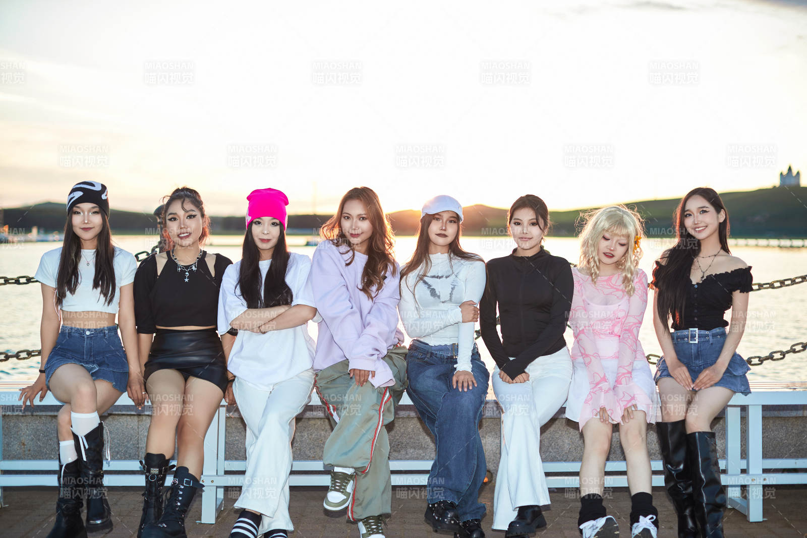 盛夏在草原湖边游玩拍照游的姑娘们图片