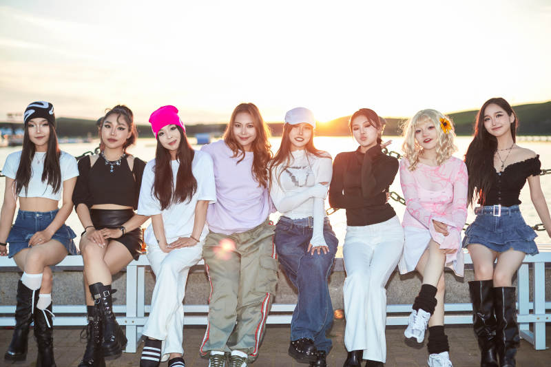 盛夏在草原湖边游玩拍照游的姑娘们图片