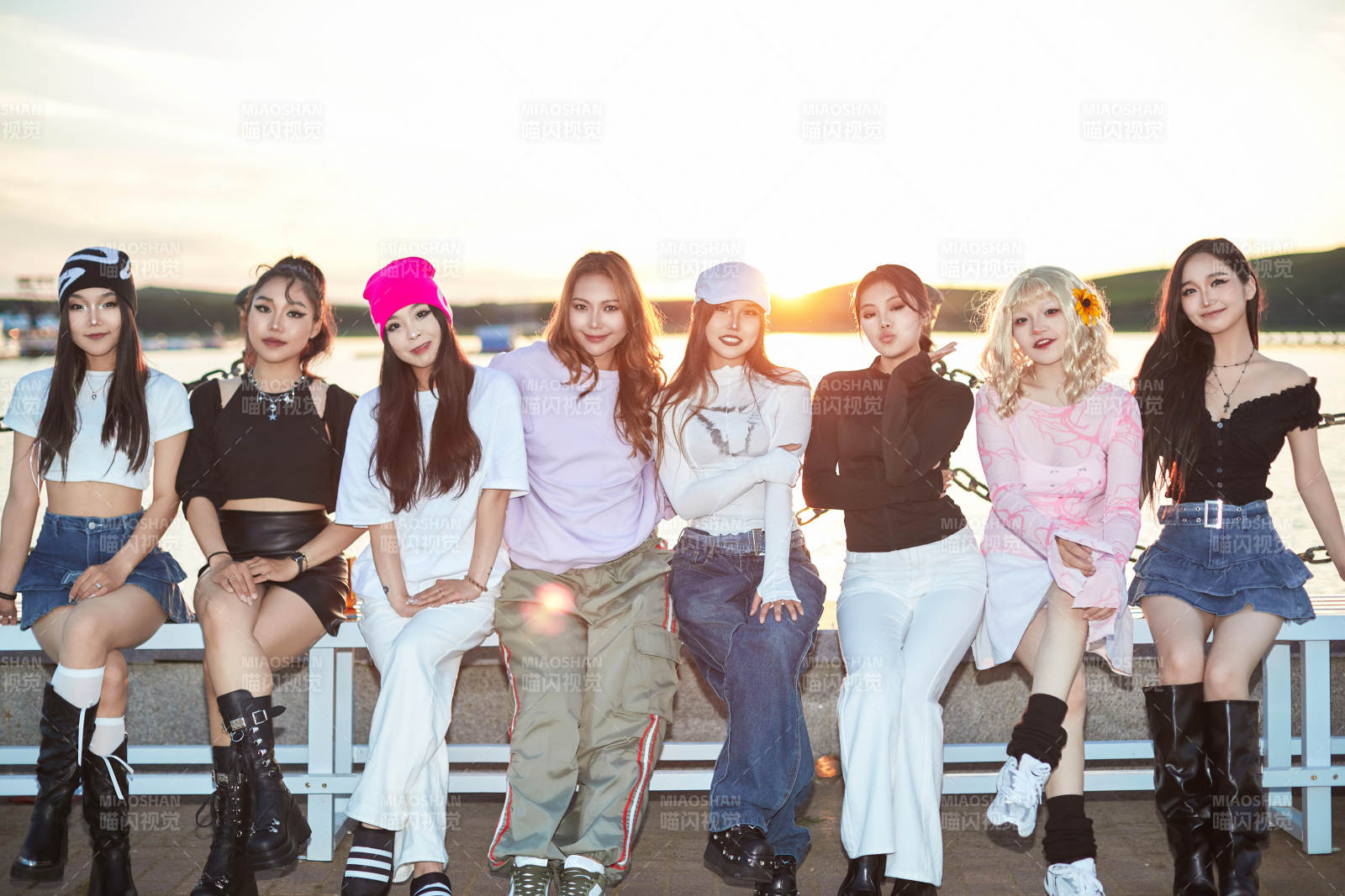 盛夏在草原湖边游玩拍照游的姑娘们图片