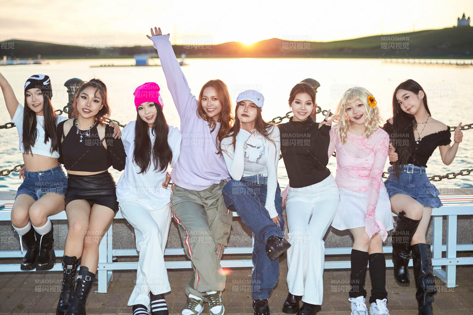 盛夏在草原湖边游玩拍照游的姑娘们图片