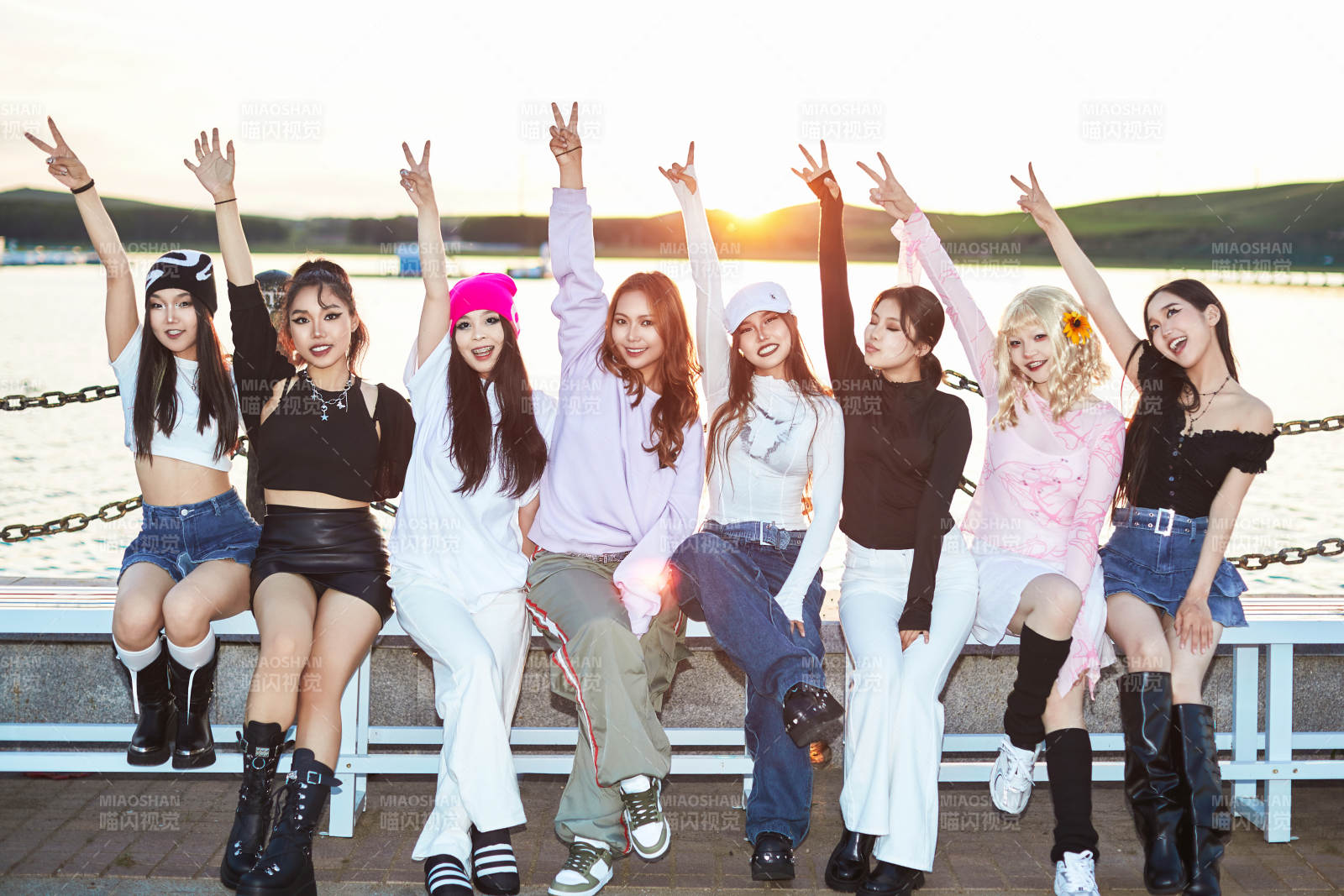 盛夏在草原湖边游玩拍照游的姑娘们图片