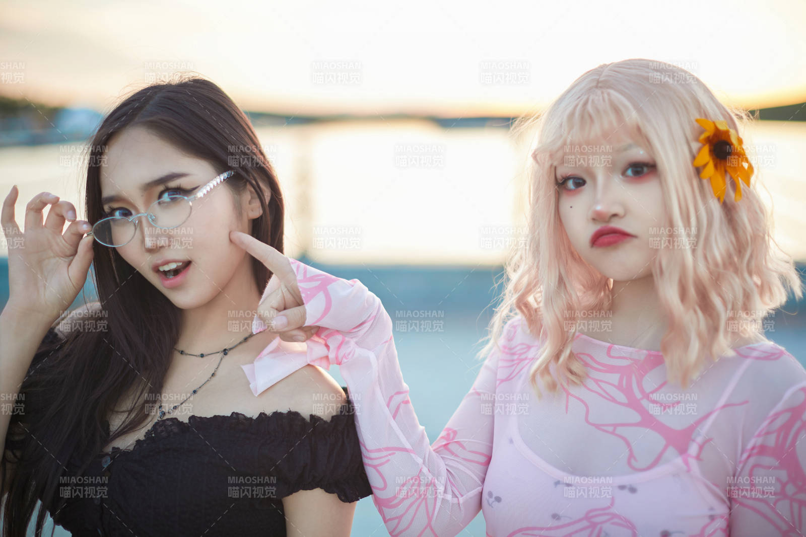 在旅游区湖边打卡点拍照的美女闺蜜图片