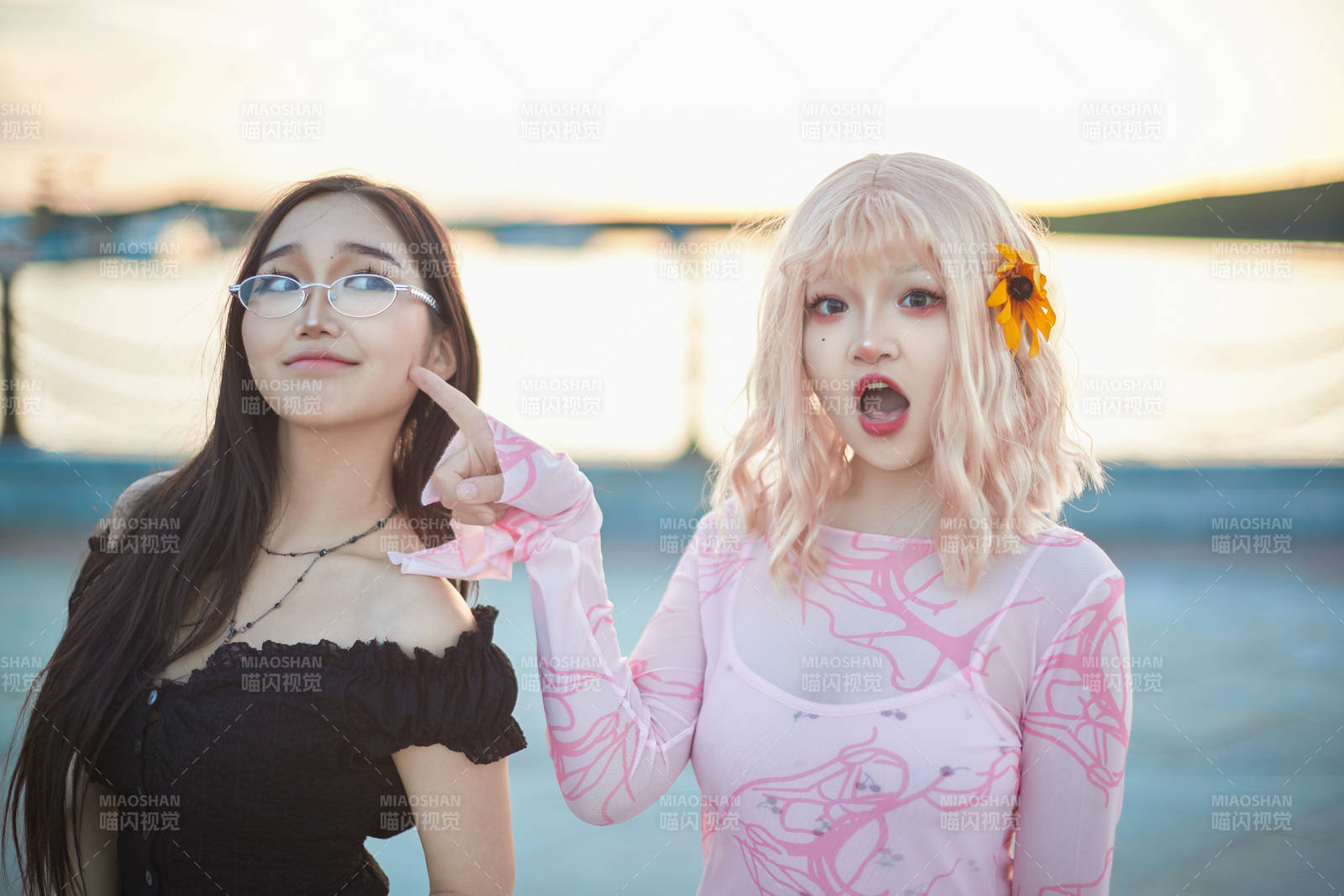 在旅游区湖边打卡点拍照的美女闺蜜图片