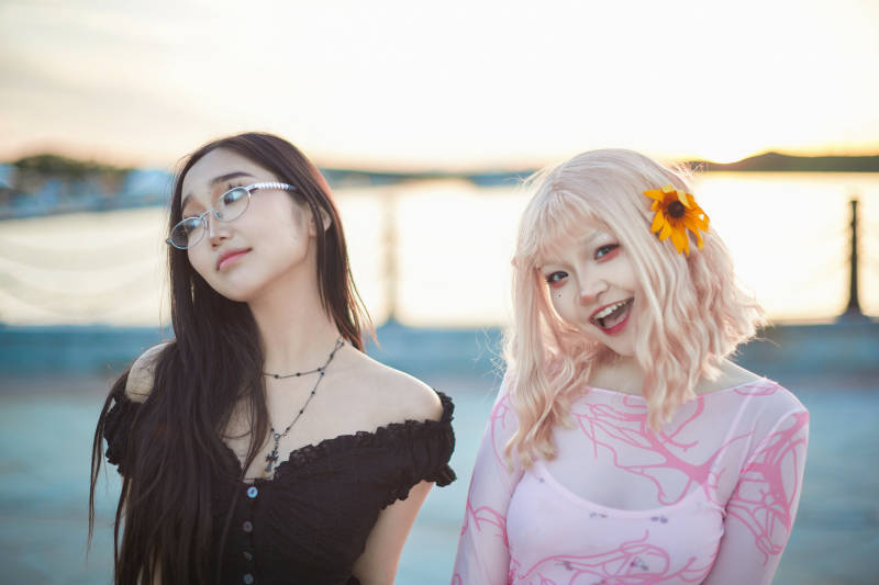 在旅游区湖边打卡点拍照的美女闺蜜图片