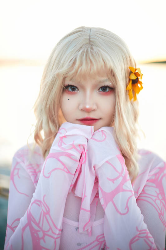 夕阳湖边打卡点拍照的美丽亚洲女性图片