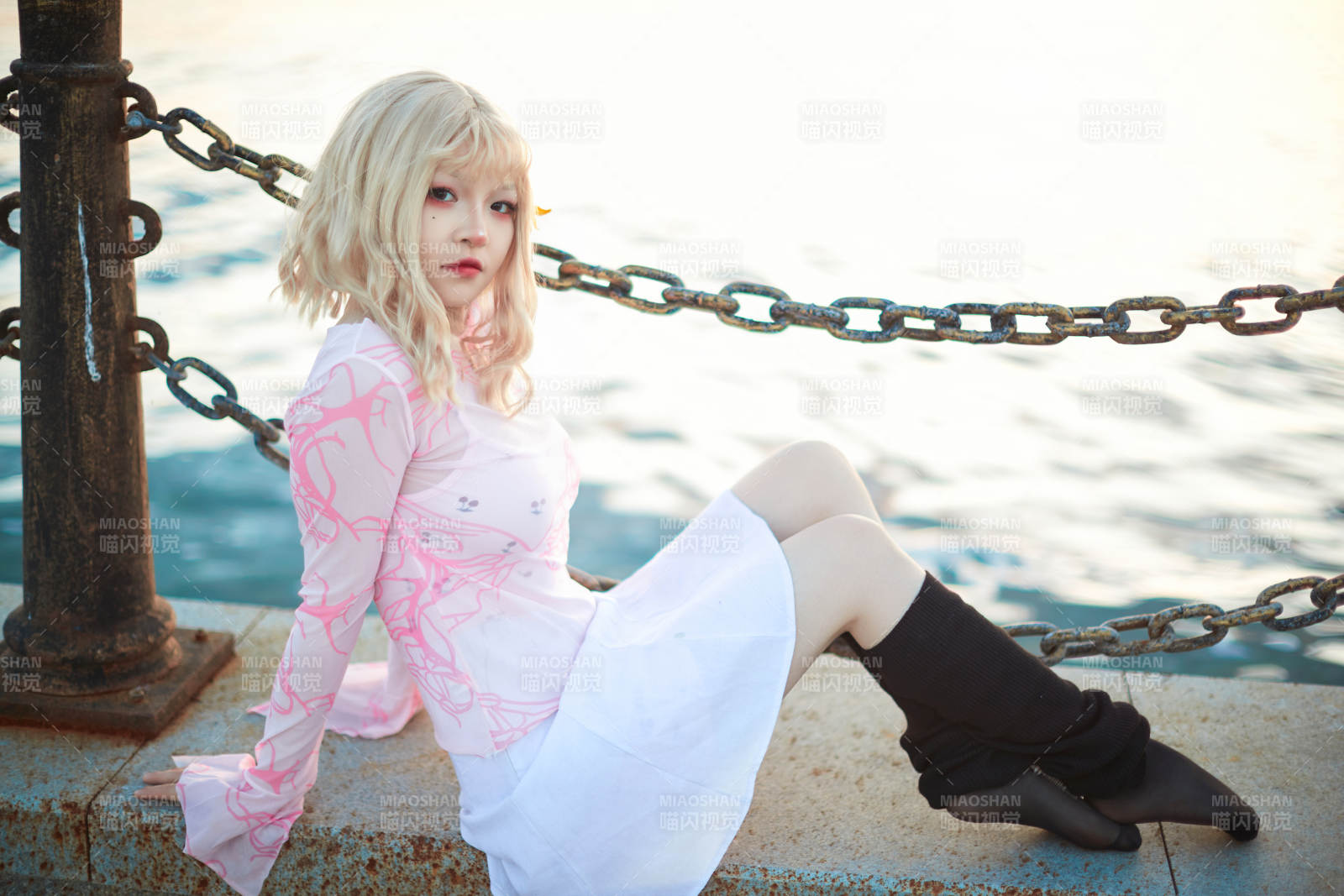 夕阳湖边打卡点拍照的美丽亚洲女性图片