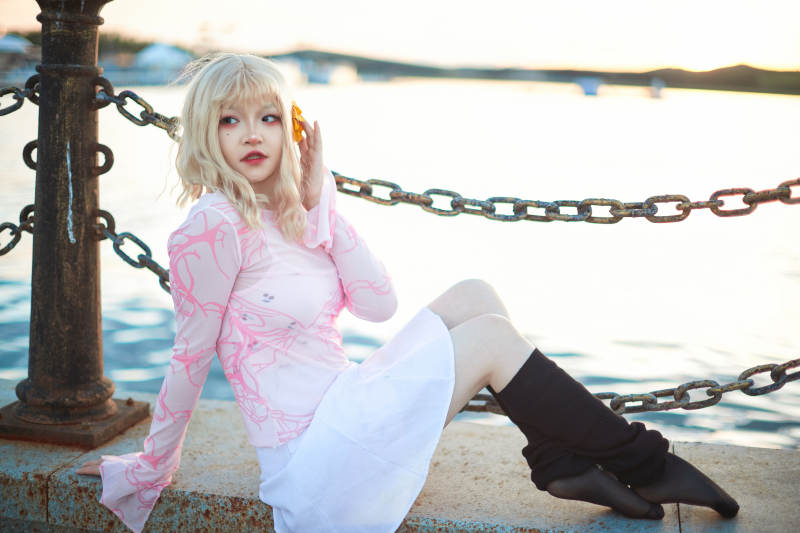 夕阳湖边打卡点拍照的美丽亚洲女性图片