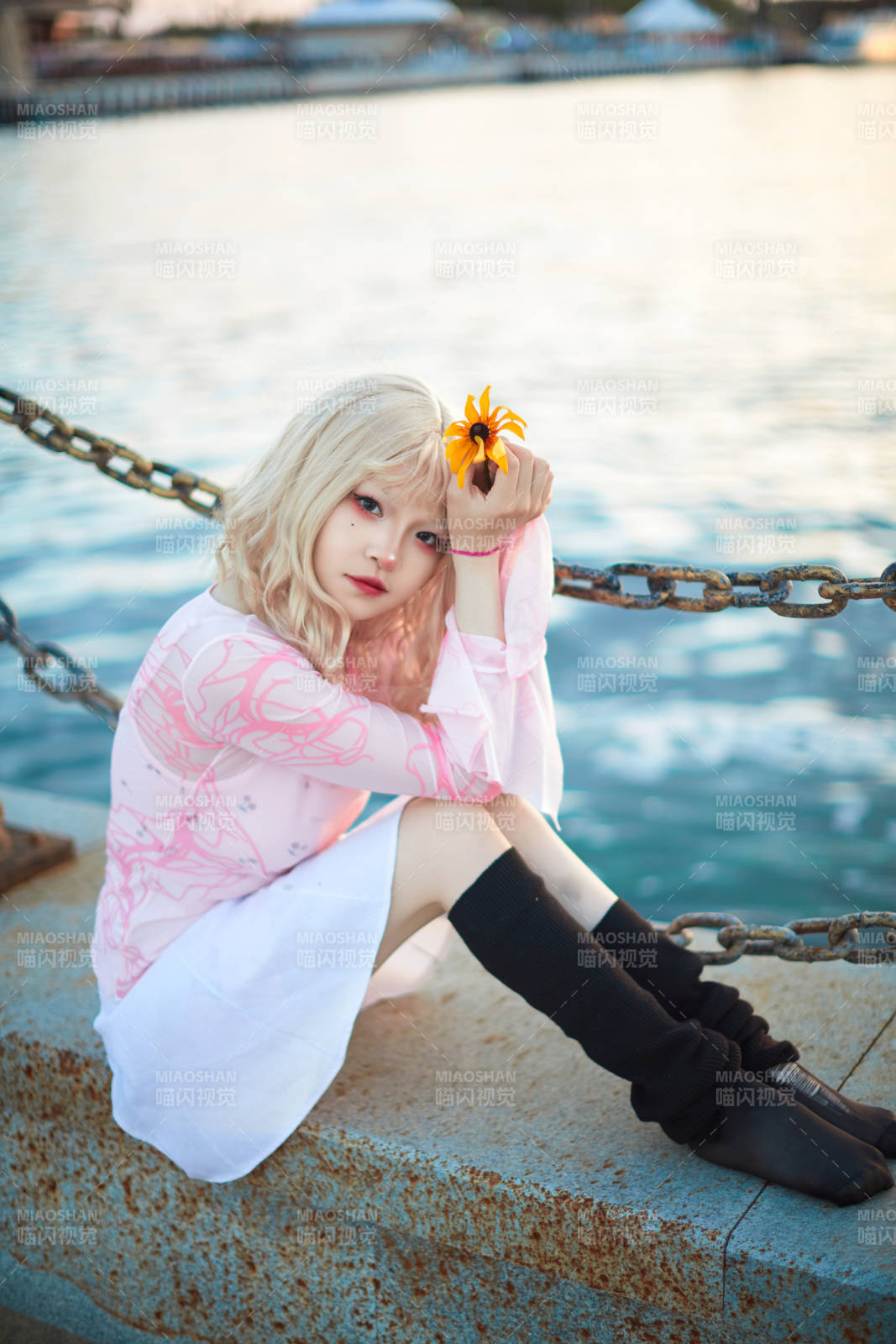 夕阳湖边打卡点拍照的美丽亚洲女性图片