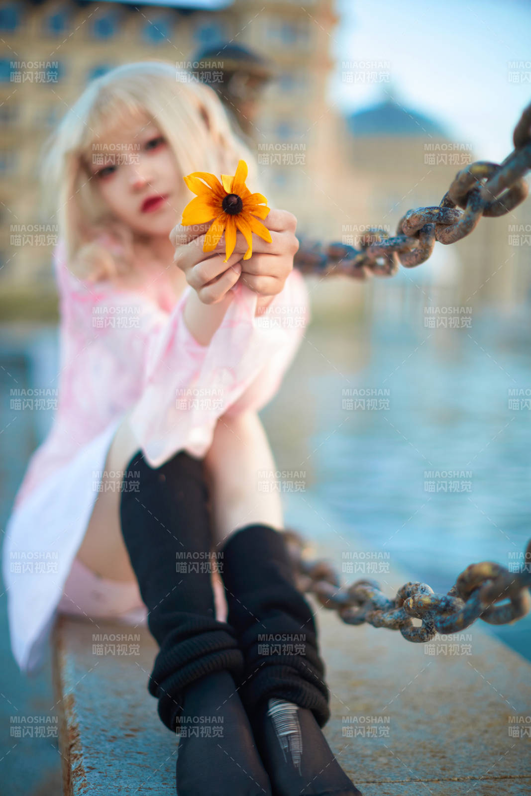 夕阳湖边打卡点拍照的美丽亚洲女性图片