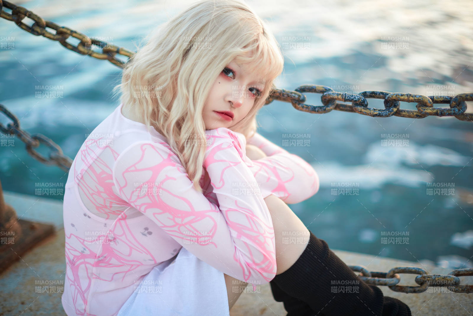 夕阳湖边打卡点拍照的美丽亚洲女性图片