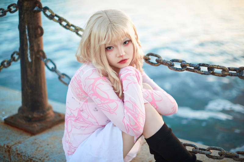 夕阳湖边打卡点拍照的美丽亚洲女性图片