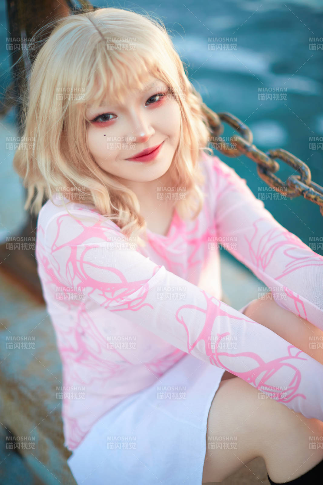 夕阳湖边打卡点拍照的美丽亚洲女性图片