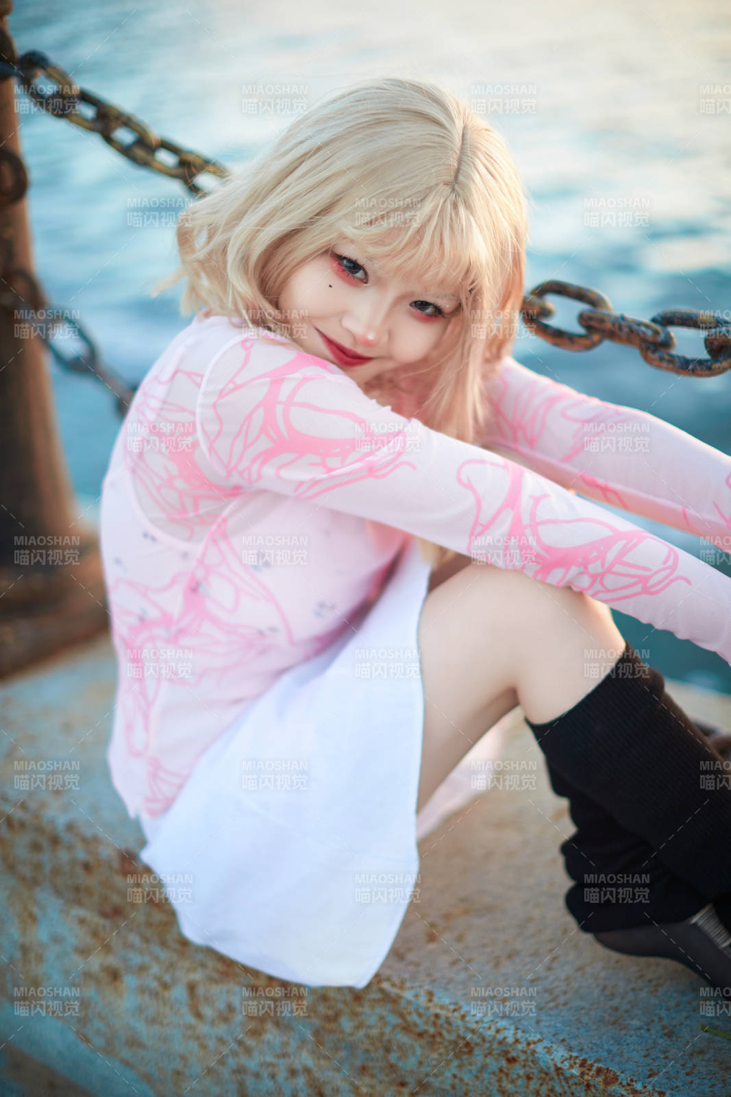 夕阳湖边打卡点拍照的美丽亚洲女性图片