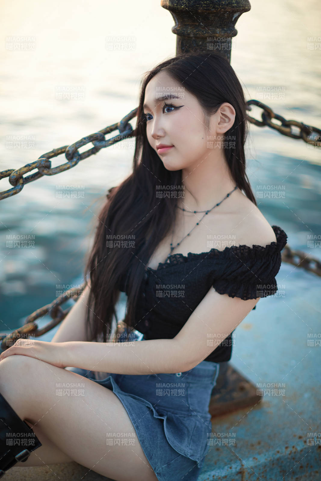 夕阳湖边打卡点拍照的美丽亚洲女性图片