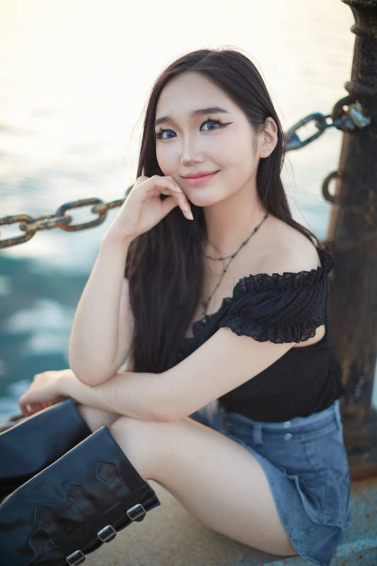 夕阳湖边打卡点拍照的美丽亚洲女性图片