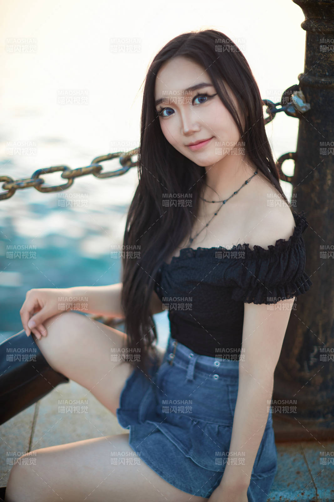 夕阳湖边打卡点拍照的美丽亚洲女性图片