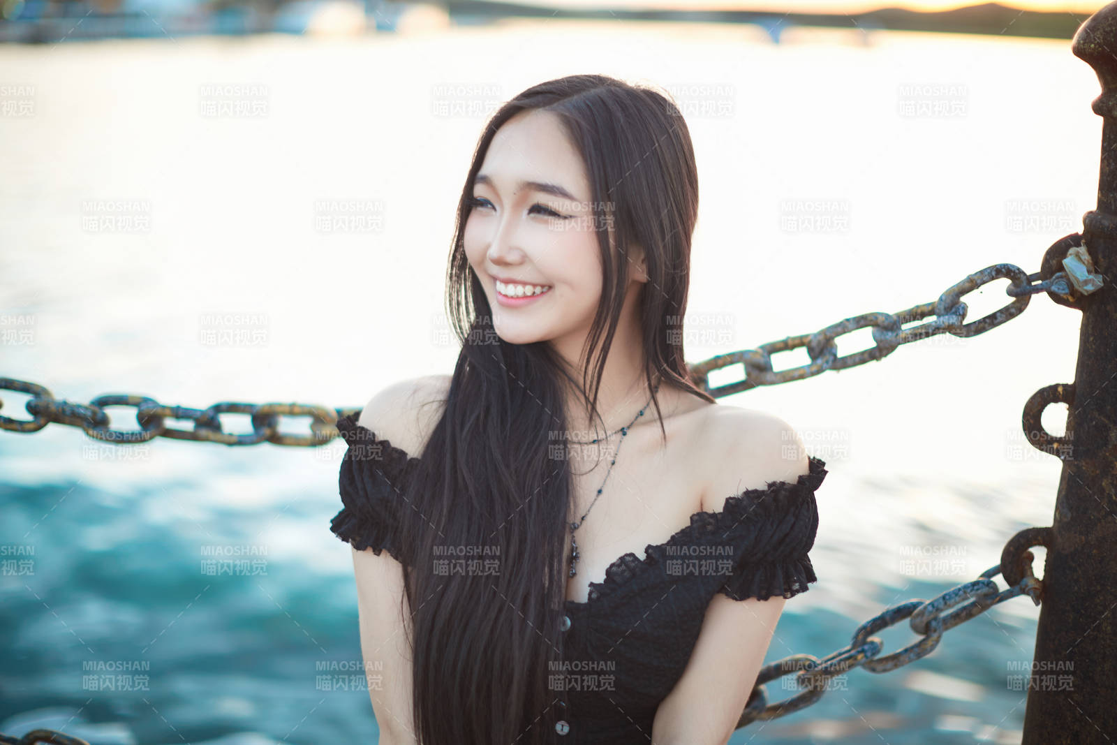 夕阳湖边打卡点拍照的美丽亚洲女性图片