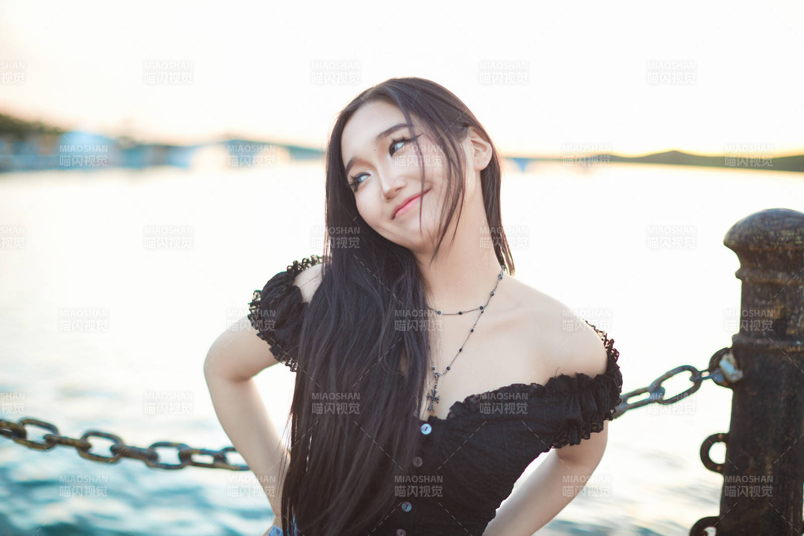 夕阳湖边打卡点拍照的美丽亚洲女性图片